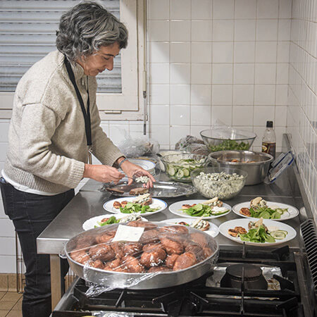 bénévole faisant à manger